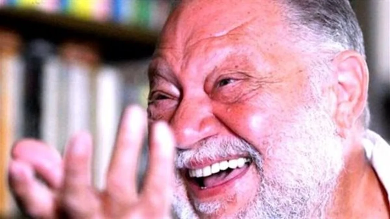 تقبيل رأس الفخراني.. محمد رمضان يثير إعجاب الجمهور في أحدث ظهور فني بالسينما المصرية